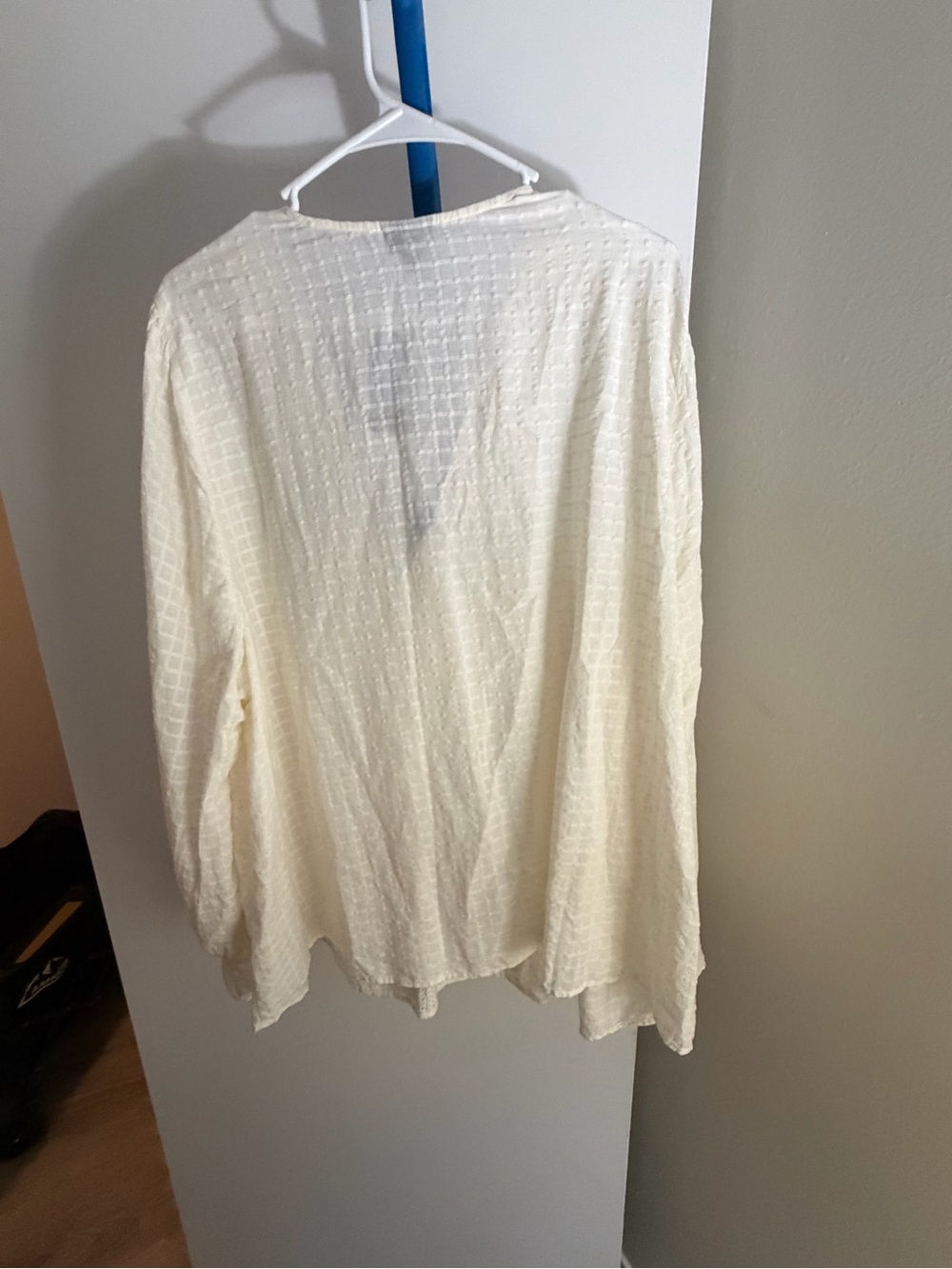 torrid Cream Ruffle V-Neck Button-Front Blouse - Picture 3 of 3